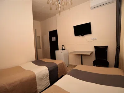 Отель Comfort House Hotel and Tours Ереван Двухместный номер с 2 отдельными кроватями и собственной ванной комнатой-10