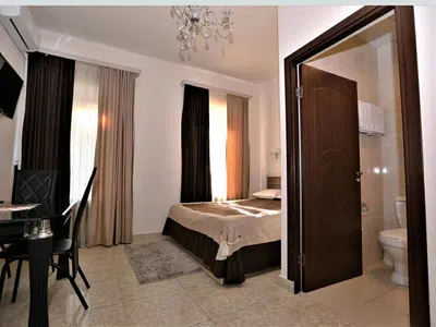 Отель Comfort House Hotel and Tours Ереван Двухместный номер с 1 кроватью и собственной ванной комнатой-1